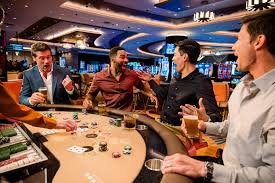 Meja live dealer dengan dealer profesional di studio multi-kamera ollo4d